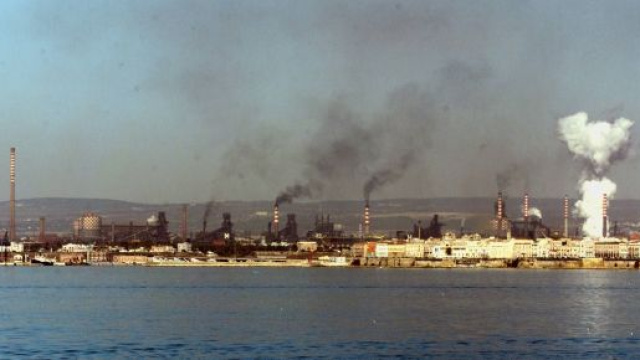Ilva di Taranto vista dal mare