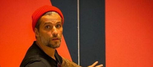 Bruno Gagliasso em a uma fachada da Netflix. (Reprodu&ccedil;&atilde;o/Instagram/@brunogagliasso)