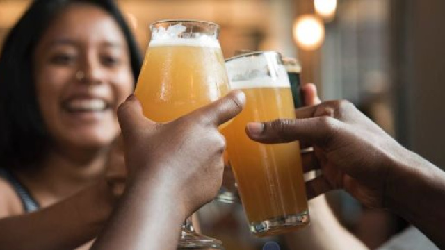 L'alcool aiderait &agrave; mieux parler une langue &eacute;trang&egrave;re, selon une recherche. Credit: Pexels/Elevate