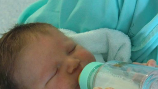 Bambino allattato con latte artificiale.