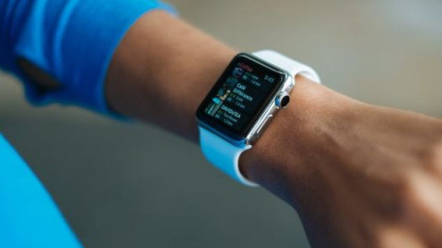 Gr&acirc;ce &agrave; sa FitBit, elle d&eacute;couvre qu'elle est cocue. Credit: Pexels