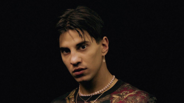 Tedua, rapper italiano cresciuto tra Genova e Milano.