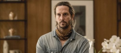 Davi engata romance com Amanda ap&oacute;s dispensar Vit&oacute;ria. (Reprodu&ccedil;&atilde;o/TV Globo)