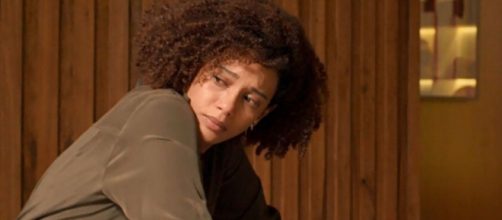 Vit&oacute;ria chora em cena de "Amor de M&atilde;e" ao descobrir que Sandro &eacute; seu filho. (Reprodu&ccedil;&atilde;o/TV Globo)