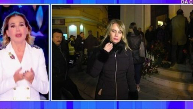 Barbara d'Urso redarguisce l'inviata ai funerali della mamma di Al Bano.