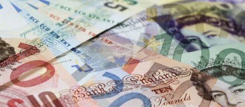 La mayor&iacute;a absoluta de Johnson revoluciona el valor de la libra.