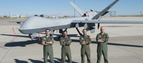 La primera tripulaci&oacute;n de Predator posa junto a su avi&oacute;n durante su instrucci&oacute;n en los EEUU