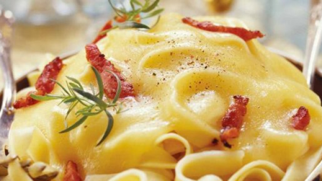 Tagliatelle con pancetta e zafferano