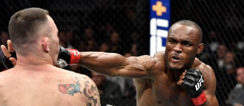 Kamaru Usman nocauteou e quebrou a mand&iacute;bula de Colby Covington no UFC 145 .(Arquivo Blasting News)