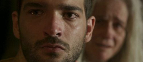 Sandro vira empregado de Vit&oacute;ria em 'Amor de M&atilde;e'. (Reprodu&ccedil;&atilde;o/TV Globo)