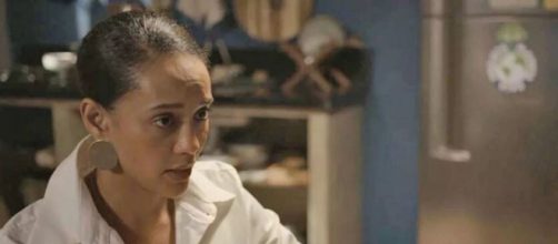 Vit&oacute;ria roubar&aacute; cabelo de Sandro para fazer DNA. (Reprodu&ccedil;&atilde;o/TV Globo)