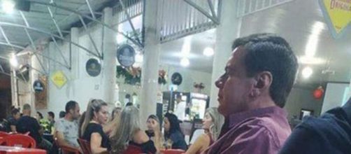 Homem vai ao bar em MG usando uma su&aacute;stica. (Reprodu&ccedil;&atilde;o / Redes Sociais)