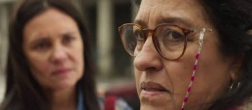 Lurdes fica apreensiva ao contar segredo envolvendo venda da casa. (Reprodu&ccedil;&atilde;o/TV Globo)