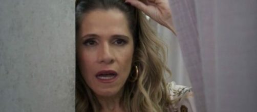 Silvana vai se deparar com Diogo s&oacute; de roupa &iacute;ntima no quarto. (Reprodu&ccedil;&atilde;o/TV Globo)