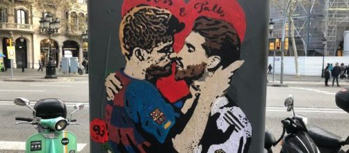 El beso de Sergio Ramos y Gerard Piqu&eacute; para solucionar el conflicto catal&aacute;n