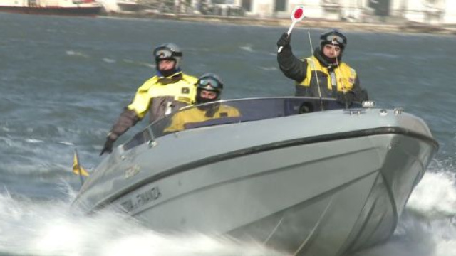 Barca incagliata in laguna a Venezia, la Guardia di Finanza salva ... - corriere.it