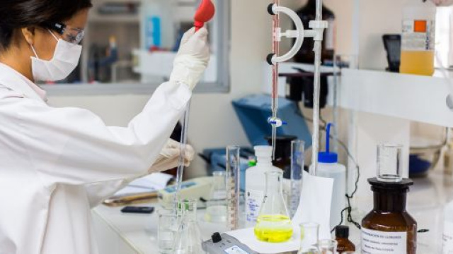 Studentessa contrade il virus dell HIV in l'un laboratorio universitario.