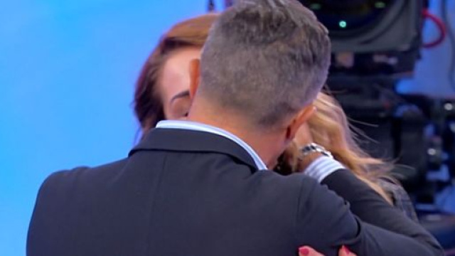 Uomini e donne, Ida indossa l'anello di fidanzamento.