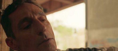 Beliz&aacute;rio (Tuca Andrada) far&aacute; mais um servi&ccedil;o sujo nos pr&oacute;ximos cap&iacute;tulos de Amor de M&atilde;e. Reprodu&ccedil;&atilde;o/TV Globo