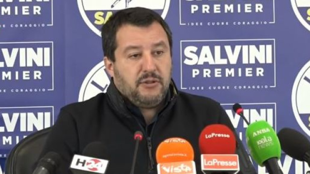 Ha fatto il giro del web una foto in cui una ragazza faceva il dito medio a Salvini.