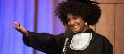 A atriz J&eacute;ssica Ellen durante cena da formatura de Camila, sua personagem em "Amor de M&atilde;e". (Reprodu&ccedil;&atilde;o/TV Globo)