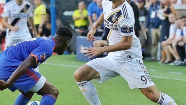 Fatai Alashe e Zlatan Ibrahimović.