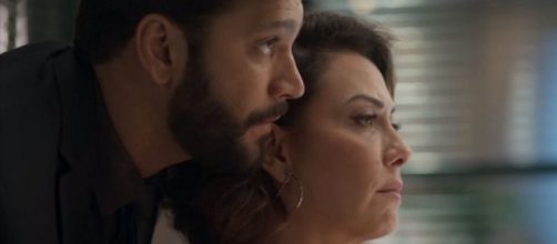 Vil&atilde;o arma para ex-mulher cair da escada na editora ao afrouxar o corrim&atilde;o. (Reprodu&ccedil;&atilde;o/TV Globo)