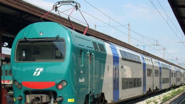 Brindisi, sbarre aperte al passaggio livello mentre passa un treno: tragedia sfiorata