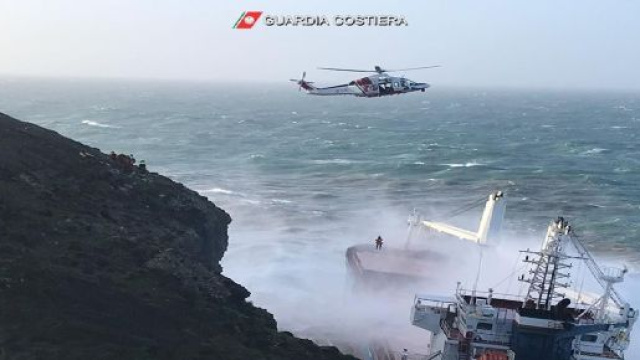 Sardegna, mercantile si incaglia sulla costa a Sant'Antioco: nessun ferito, tutti salvi