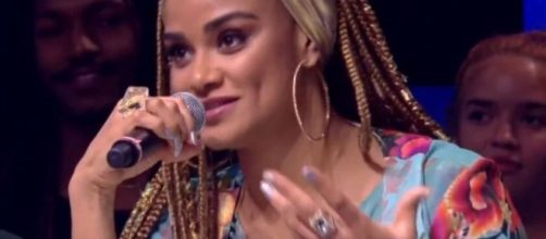 Luciana Mello falava da homenagem a seu pai, Jair Rodrigues, quando ficou sem &aacute;udio no 'Popstar'. (Reprodu&ccedil;&atilde;o/TV Globo)