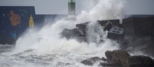 Mar revolto em A Guarda, no noroeste da Espanha, ap&oacute;s passagem de tempestade neste s&aacute;bado (21). (Miguel Riopa/AFP)