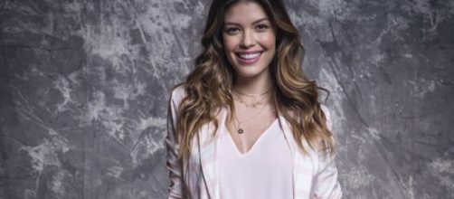 Vit&oacute;ria Strada posa nos bastidores da Globo com a caracteriza&ccedil;&atilde;o de sua personagem em "Salve-se Quem Puder". (Reprodu&ccedil;&atilde;o/TV Globo)