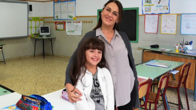 Bianca (Sofia Piccirillo) assieme alla sua maestra Maria Grazia Gagliardi (Tiziana Bagatella)