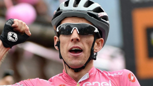 Simon Yates in maglia rosa al Giro d'Italia dello scorso anno