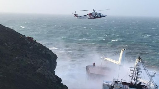 La motonave Cdry Blue si &egrave; incagliata al largo delle coste della Sardegna.