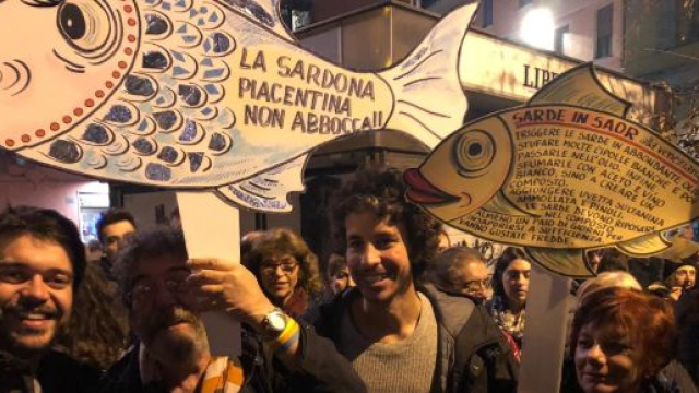 Il flash mob delle sardine a Milano