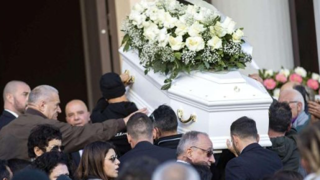 Cisterna di Latina, addio a Desir&eacute;e: in centinaia ai funerali ... - mediaset.it