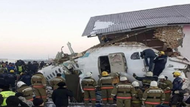 Kazakistan, precipita aereo con a bordo quasi 100 persone: almeno 12 morti e 60 feriti