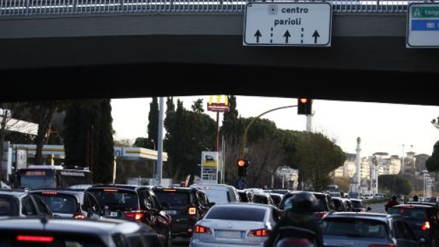 Roma, incidente Gaia e Camilla: sui social il 'gioco del semaforo'