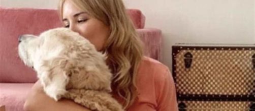 Alba Carrllo se despide de Lanas, su perrita
