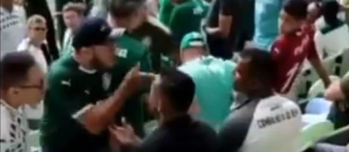 Cena em que torcedores s&atilde;o amea&ccedil;ados por n&atilde;o estarem com a camisa do time (Reprodu&ccedil;&atilde;o)