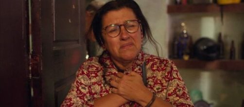 Sandro ser&aacute; levado para o hospital, ap&oacute;s ser baleado. (Reprodu&ccedil;&atilde;o/Gshow)