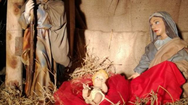 Brescia: ragazzini rubano Ges&ugrave; Bambino dal presepe e si riprendono mentre lo distruggono