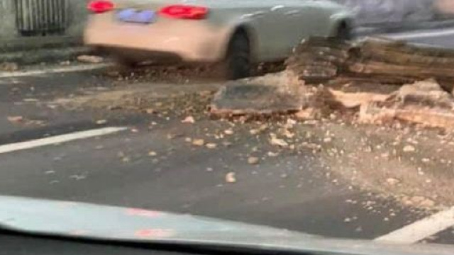 Genova, si stacca parte del soffitto di una galleria dell'A26: autostrada chiusa.