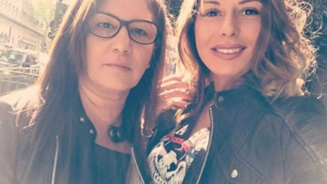 Sarah Lopez accompagn&eacute;e de sa maman. Credit: Instagram