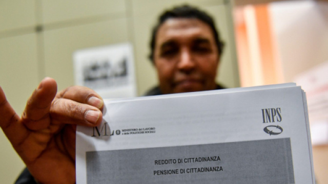 Reddito di cittadinanza, sbloccata la procedura per l'erogazione agli extracomunitari - fanpage.it