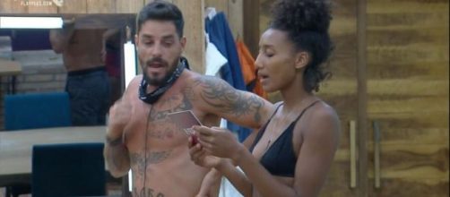 Sabrina Paiva leu o comunicado de suspens&atilde;o da ro&ccedil;a em 'A Fazenda 11'.(Reprodu&ccedil;&atilde;o/PlayPlus)