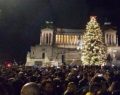 Piazza Venezia si accende dei colori del Natale: è tornato Spelacchio