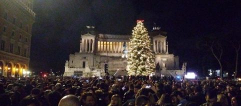 Piazza Venezia si accende dei colori del Natale: è tornato Spelacchio