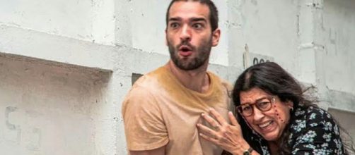 Lurdes ajuda Sandro em 'Amor de M&atilde;e'. (Reprodu&ccedil;&atilde;o/TV Globo)